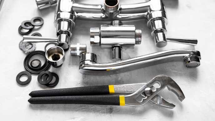 Herramientas de fontanería básicas para manitas: guía completa para tu hogar